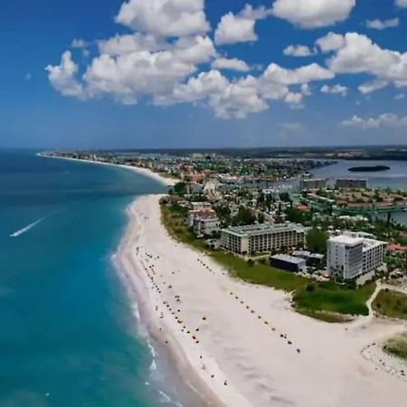 Private One-Bedroom 6 -Directly Across From Beach St. Pete Beach Eksteriør billede