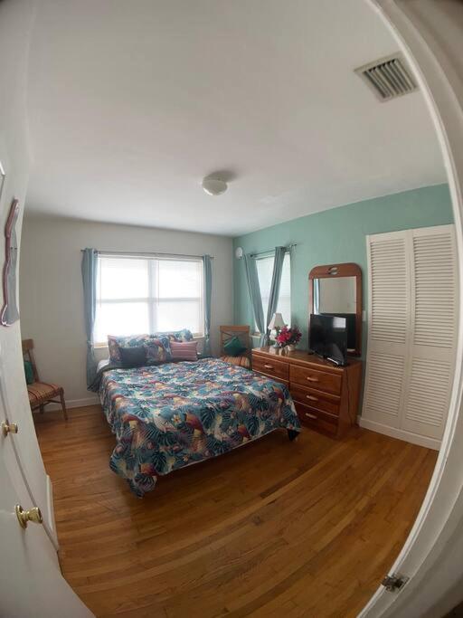 Private One-Bedroom 6 -Directly Across From Beach St. Pete Beach Eksteriør billede