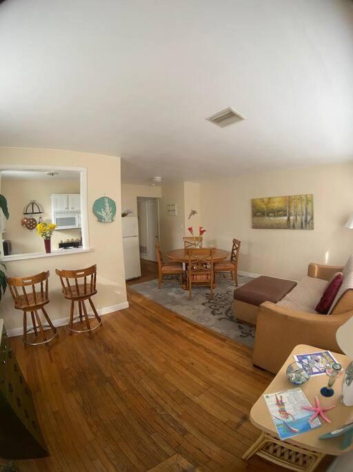 Private One-Bedroom 6 -Directly Across From Beach St. Pete Beach Eksteriør billede
