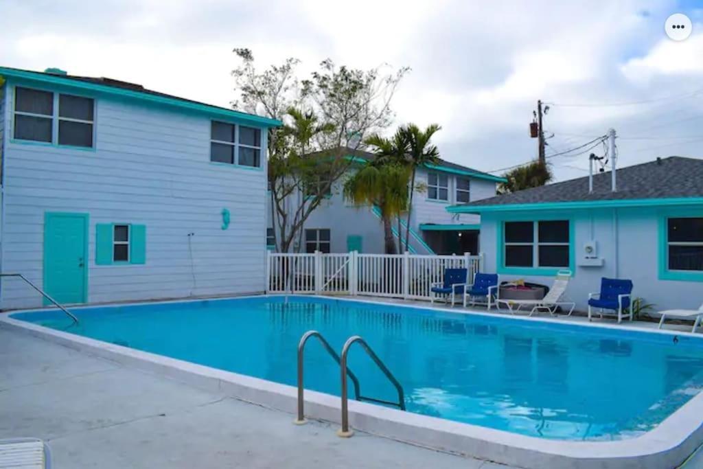 Private One-Bedroom 6 -Directly Across From Beach St. Pete Beach Eksteriør billede